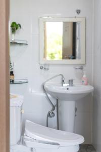 100 pyeong stone wall garden stay with the atmosphere of Jeju, Totos sea