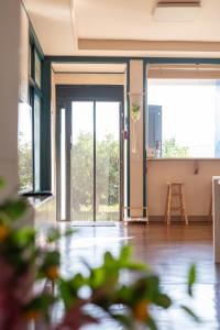 100 pyeong stone wall garden stay with the atmosphere of Jeju, Totos sea