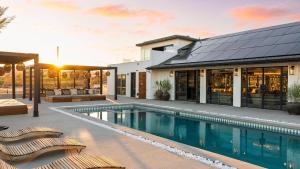 Iconic 6BR Desert Retreat w Pool Pickleball Fire Pit Joshua Tree Mansion by AvantStay