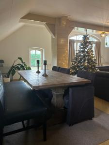 Huize Kroezzz sfeervolle authentieke vakantie woning met 3 slaapkamers, omheinde tuin en honden welkom