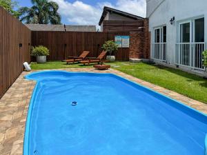 Casa geminada c churrasqueira na Armação FA4503