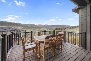 Spacious 5BR Family Townhome with Hot Tub and Garage