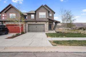 Spacious 5BR Family Townhome with Hot Tub and Garage