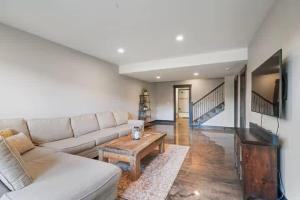 Spacious 5BR Family Townhome with Hot Tub and Garage