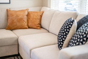 Hot Tub - Fire Pit - Shuffleboard - Walk to Track - Family Friendly