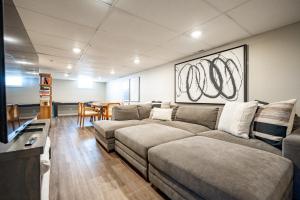 Hot Tub - Fire Pit - Shuffleboard - Walk to Track - Family Friendly