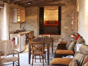 One-Bedroom Cottage with Fireplace (Sterna) room in Apokryfo Traditional Guesthouse