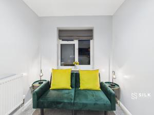 Refurbished 4-Bed, Open-Plan Living, Sleeps 10