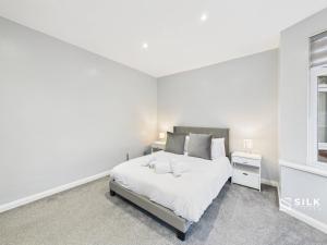 Refurbished 4-Bed, Open-Plan Living, Sleeps 10