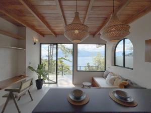 Luxury Lakefront Retreat at Casa Floresta