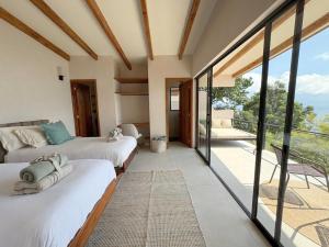 Luxury Lakefront Retreat at Casa Floresta