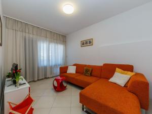 Holiday Home Strandnahes Ferienhaus mit Garten in Ražanj by Interhome