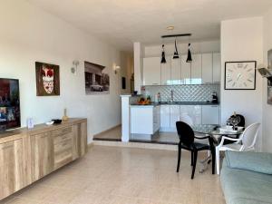 Apartment Wohnung mit Aussicht auf Meer und Klippen by Interhome