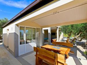 Holiday Home Manora Sucuraj Pool Gästehaus by Interhome