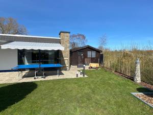 Holiday Home Freistehendes Ferienhaus in Tossens mit Terrasse by Interhome