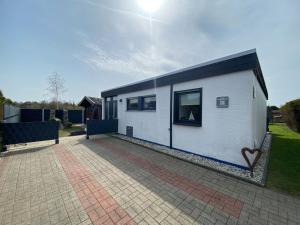 Holiday Home Freistehendes Ferienhaus in Tossens mit Terrasse by Interhome