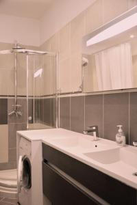 Apartment on Rue De France 4