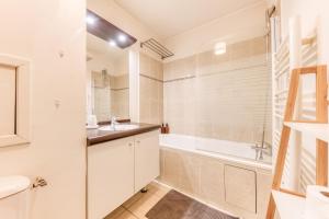 Appartement 39m2 - Free Parking - Rer C - Métro 13-14 - Ascenseur - Easy Check in -