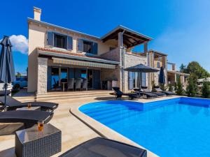 Holiday Home Tolles Ferienhaus in Deklići mit Privatem Pool by Interhome