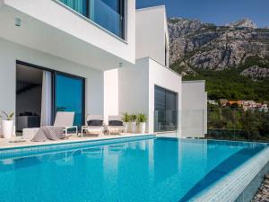 Holiday Home Schöne Villa Zvizdan mit Infinity-Pool by Interhome