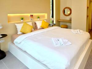 Casa Celesta - New Private Saltwater Pool Villa with 2 Ensuite BR, Full Kitchen, Sunken Lounge & Shaded Terrace