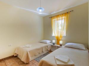 Apartment Appartement Casper mit Terrasse- Garten und Grill by Interhome