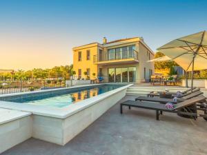 Holiday Home in Dugopolje mit Privatem Pool by Interhome