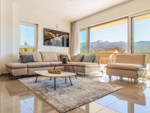 Holiday Home in Dugopolje mit Privatem Pool by Interhome