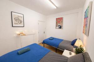 Cosy 4 beds house 8mn Walk to train station Sleeps 15