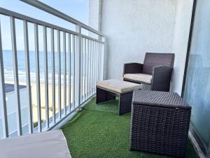 Oceanview Condo w Balcony & Kitchen Sleeps 4