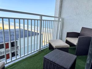 Oceanview Condo w Balcony & Kitchen Sleeps 4