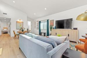 Newly Remodeled OB Beach house walk toParking