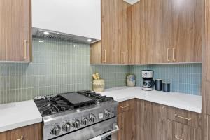Newly Remodeled OB Beach house walk toParking