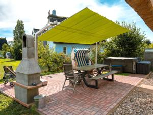 Holiday Home Strandnahes Reethaus Elefant mit Außenwhirlpool by Interhome