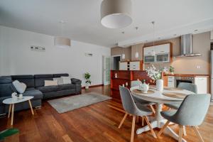 Mokotovia Premium Apart 100m2, garaż, winda, 5 łóżek, wanna z hydromasażem, prysznic, 2 toalety, f-VAT