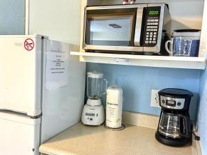 Modern Coastal Studio w Balcony Views