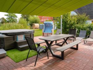 Holiday Home mit Garten und Whirlpool by Interhome