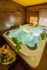 Holiday Home Das Upside Down House mit Whirlpool-Badewanne by Interhome