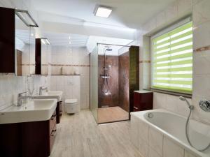 Holiday Home Geräumige Ferienvilla Jenny am Strand mit Pool by Interhome