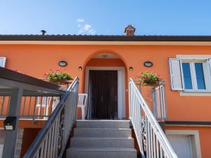 Apartment Haus Orange - Familienfreundliche Lage mit Pool by Interhome