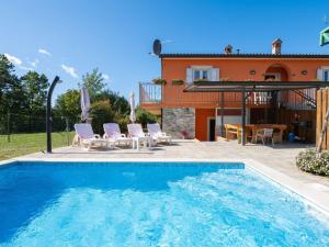 Apartment Haus Orange - Familienfreundliche Lage mit Pool by Interhome