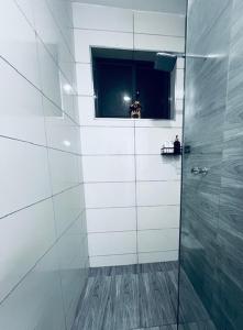 La Cozy Homes - Newly furnished 2 Bedroom Luxury Apartment in Nyali - Walk to the beach - Pool and Gym