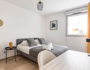 2-bedroom apartment & parking, close to tram & metro, terrace