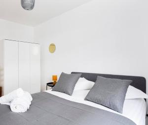 2-bedroom apartment & parking, close to tram & metro, terrace