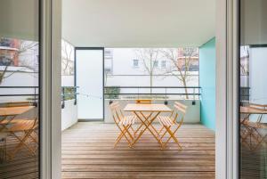 NEW! 2-bedroom apartment & parking, close to tram & metro, terrace