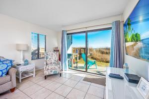 Spacious Beachfront 3br, 2ba Condo in Cherry Grove