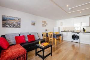 Modern Apartment overlooking Andover High Street
