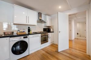 Modern Apartment overlooking Andover High Street