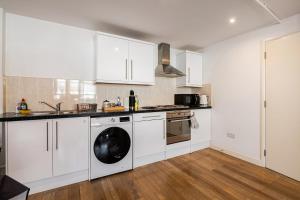 Modern Apartment overlooking Andover High Street