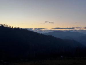 Хата у Карпатах